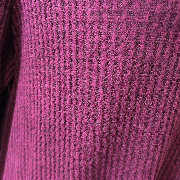 NWOT. Woman’s v-neck, long sleeve, waffle knit tunic length t-shirt in burgundy. - Picture 6 of 9
